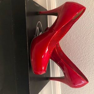 SM New York: Red mid heel pump